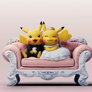 Puede incluir: Dos figuras amarillas de Pikachu vestidas con atuendos de boda, el novio con un esmoquin negro y la novia con un vestido blanco, sentadas en un sofá adornado de color rosa y blanco.