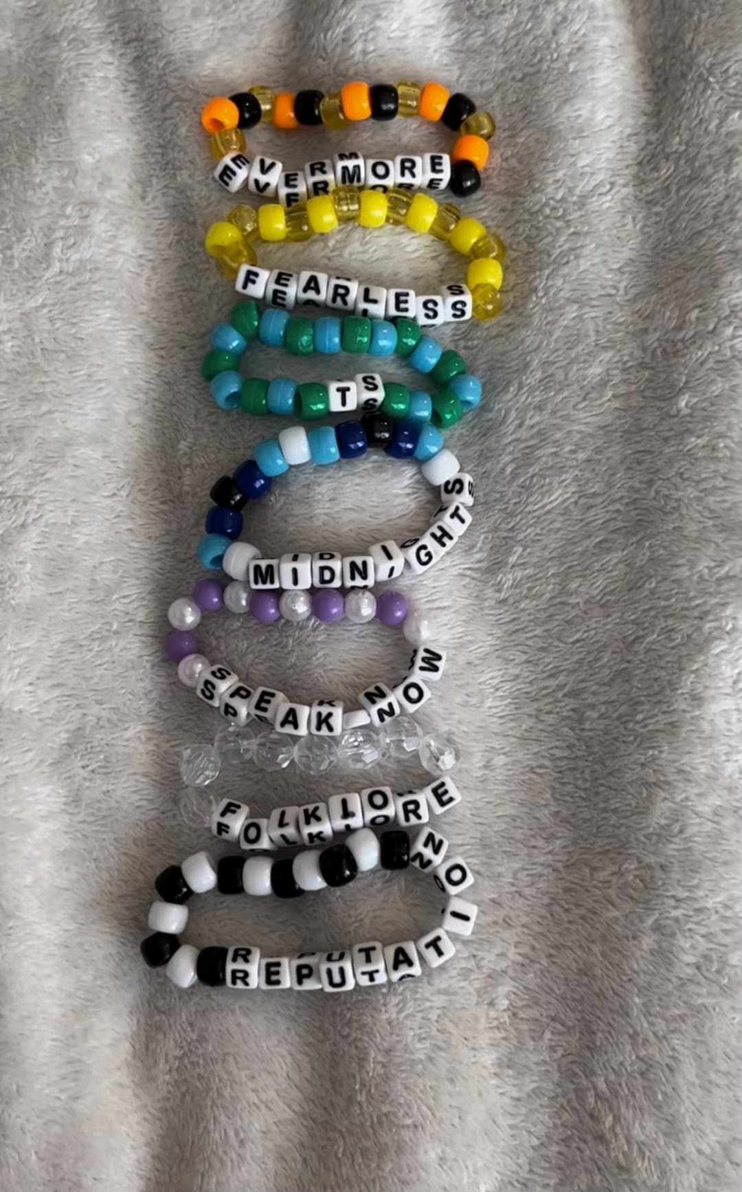 12 Pulseras De La Amistad De Madera Para Niñas – Diseños De Mariposa, Corazón Y Frases Positivas (BRAVE, DREAM, FRIENDS)