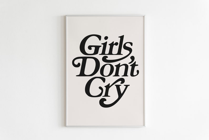 Puede incluir: Una impresi&oacute;n enmarcada con el texto "Girls Don't Cry" en una fuente en negrita y estilizada.