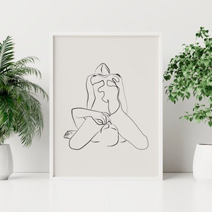 Peut inclure: Un dessin au trait noir et blanc d'une personne assise, les jambes crois&eacute;es. Le dessin est sur fond blanc et est encadr&eacute; d'un cadre blanc.