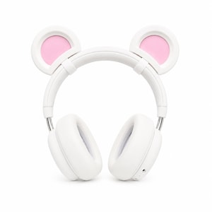 Puede incluir: Auriculares blancos de diadema con dos orejas redondeadas en la parte superior. Las orejas tienen centros de color rosa claro. Los auriculares cuentan con una diadema blanca acolchada, almohadillas blancas y extensores metálicos plateados.