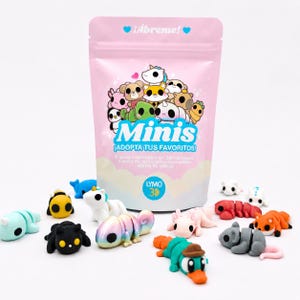 Könnte beinhalten: Ein hellrosa wiederverschließbarer Beutel mit der Aufschrift Minis ¡ADOPTA TUS FAVORITOS! und Cartoon-Tierillustrationen, umgeben von verschiedenen kleinen, bunten, beweglichen 3D-gedruckten Tierfiguren wie Chamäleon, Schnabeltier und Fuchs.
