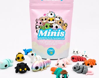 May include: A light pink resealable pouch labeled Minis ¡ADOPTA TUS FAVORITOS! featuring cartoon animal illustrations, surrounded by various small, colorful, articulated 3D-printed animal figurines including a chameleon, platypus, and fox.