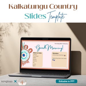 Puede incluir: Una pantalla de computadora portátil que muestra una plantilla de diapositiva colorida con el texto "Kalkatungu Country Slides Template" en la parte superior. La diapositiva se titula "Good Morning!" e incluye una lista de actividades para el día, como alfabetización, descanso para comer fruta y matemáticas, así como recordatorios para el día de la biblioteca y la natación. La diapositiva está decorada con un diseño aborigen colorido.