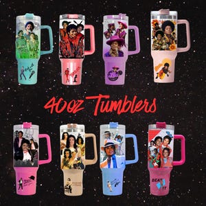 Könnte beinhalten: Eine Sammlung von 40oz-Bechern mit Bildern von Michael Jackson in verschiedenen ikonischen Posen und Outfits. Jeder Becher hat ein anderes Farbschema, einen Griff und einen Deckel. Der Text "40oz Tumblers" ist in Rot dargestellt.