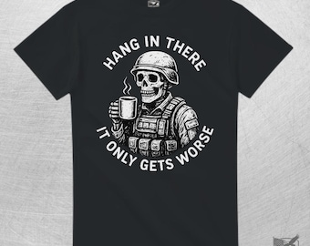 Aguanta, la cosa solo empeora. Camiseta con calavera: diseño humorístico de esqueleto militar, motivación.