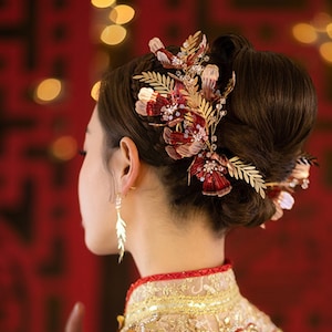 Hair updo with accessories for a traditional Chinese wedding look   Traditional chinese wedding Chinese wedding Wedding looks