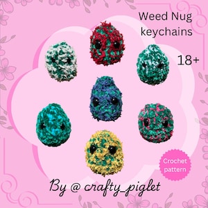 Op de afbeelding: Een verzameling van zeven kleurrijke, gehaakte Weed Nug sleutelhangers. De sleutelhangers zijn in verschillende kleuren, waaronder groen, rood, blauw en geel, met zwarte ogen. De afbeelding bevat tekst die zegt "Weed Nug keychains", "18+", "Crochet pattern" en "By @crafty_piglet".