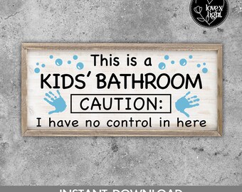 Könnte beinhalten: Ein weißes Holzschild mit schwarzem Text, der "This is a KIDS' BATHROOM CAUTION: I have no control in here" lautet. Das Schild hat blaue Handabdrücke auf beiden Seiten des Wortes "CAUTION".