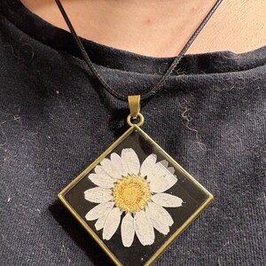 Real Pressed Daisy Resin Pendant – Botanical Nature Jewelry, Gold Frame Necklace