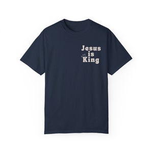 Jesus ist König Shirt Tochter des König-Pilz-Shirt Glaube basiert Shirt Schmetterling Shirt Anbetung Cottagecore Shirt Christian Merch gemacht Bild 8