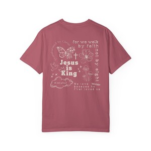 Jesus ist König Shirt Tochter des König-Pilz-Shirt Glaube basiert Shirt Schmetterling Shirt Anbetung Cottagecore Shirt Christian Merch gemacht Bild 6