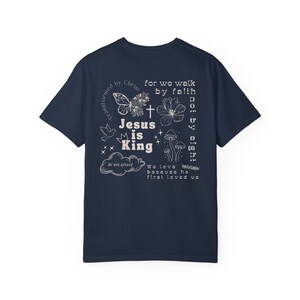 Jesus ist König Shirt Tochter des König-Pilz-Shirt Glaube basiert Shirt Schmetterling Shirt Anbetung Cottagecore Shirt Christian Merch gemacht Bild 7