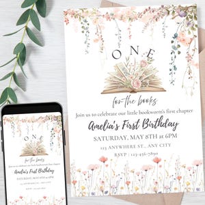 Könnte beinhalten: Eine Geburtstagseinladung mit floralem Thema, die den Text "ONE" und "Amelia's First Birthday" enthält. Das Design umfasst ein offenes Buch mit Blumen, florale Akzente und ein Feld mit Wildblumen. Ein Smartphone zeigt die gleiche Einladung.