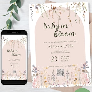 以下が含まれることがあります： 「baby in bloom」の文字が入ったベビーシャワーの招待状。フローラルなイラストとソフトなカラーパレットのデザインです。日付、時間、場所などの詳細が記載されています。スマートフォンに表示されています。
