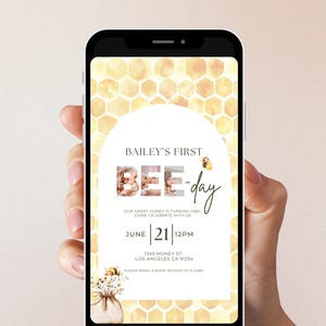 Könnte beinhalten: Ein gelber und weißer Wabenmuster-Hintergrund mit einem Kreis in der Mitte. Der Kreis hat einen weißen Hintergrund mit dem Text "BAILEY'S FIRST BEE-day" in schwarzer Schrift. Der Text "OUR SWEET HONEY IS TURNING ONE! COME CELEBRATE WITH US" ist in schwarzer Schrift. Der Text "JUNE 21 | 12PM" ist in schwarzer Schrift. Der Text "1345 HONEY ST. LOS ANGELES CA 91234" ist in schwarzer Schrift. Der Text "PLEASE BRING A BOOK INSTEAD OF A CARD" ist in schwarzer Schrift.