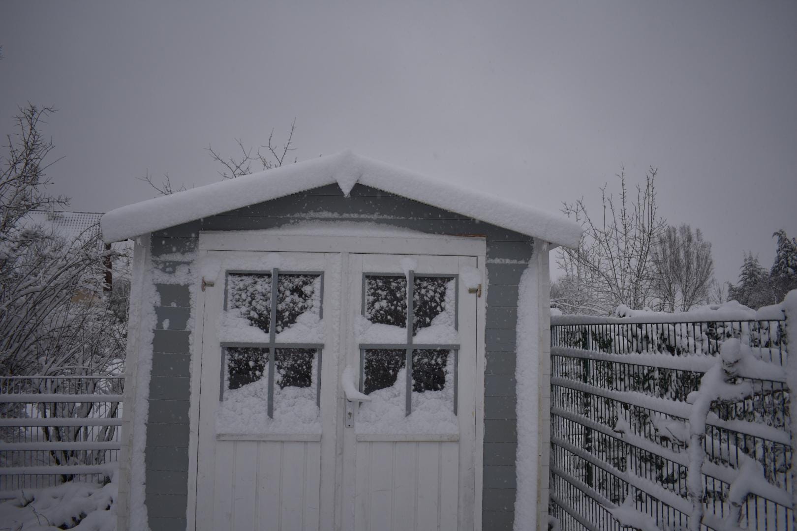Abri de jardin enneigé