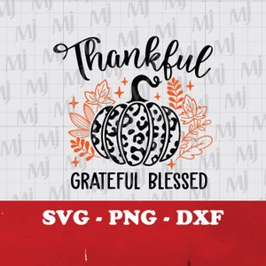 Puede incluir: Calabaza de estampado de leopardo blanco y negro con hojas naranjas y el texto "Thankful Grateful Blessed" en negro. El texto "SVG - PNG - DXF" está debajo de la calabaza.