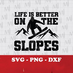 Peut inclure: Conception graphique en noir et blanc avec le texte "Life is better on the slopes". Une silhouette d'une personne faisant du snowboard en descendant une montagne est au centre du design. Le texte "SVG - PNG - DXF" est en bas du design.