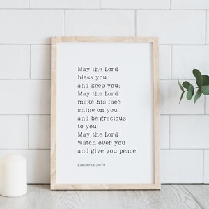 Puede incluir: Una impresión enmarcada con fondo blanco y texto negro. El texto es un versículo bíblico de Números 6:24-26, que dice: "Que el Señor te bendiga y te guarde: Que el Señor haga brillar su rostro sobre ti y te sea propicio: Que el Señor vuelva su rostro hacia ti y te dé paz."
