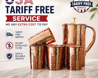 Puede incluir: Un juego de recipientes de cobre martillado que incluye una jarra alta con tapa y asa, acompañada de cuatro vasos a juego. El texto en la imagen dice USA TARIFF FREE SERVICE, NO ANY EXTRA COST TO PAY, e incluye varios iconos de servicio.