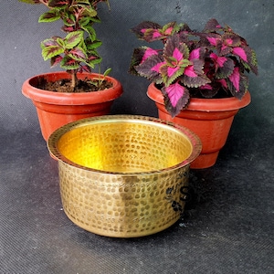 Antik massiv mässingsgryta: Hamrad indisk kokkärl