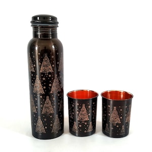 Peut inclure: Une bouteille d'eau marron foncé et deux gobelets assortis. L'ensemble présente un motif de sapin de Noël de couleur marron clair. L'intérieur des gobelets est de couleur orange vif. La bouteille a un bouchon noir.