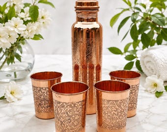 Handgefertigte, geätzte Kupferflasche mit Kupferbecher, antikes florales Trinkgefäß, ayurvedische Wasserflasche, Wellness-Geschenk