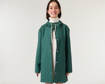 Giacca antipioggia unisex color verde acqua scuro, leggera, con cappuccio e vestibilità casual.