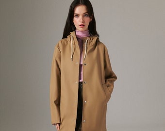 Giacca antipioggia unisex Desert Camel, leggera, con cappuccio e vestibilità casual.