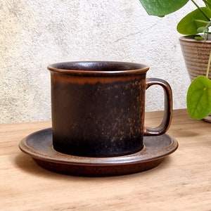 Arabia Finlandia Ruska Large Tea - Cocoa - Kubek i spodek do piwa autorstwa Ulla Procope.