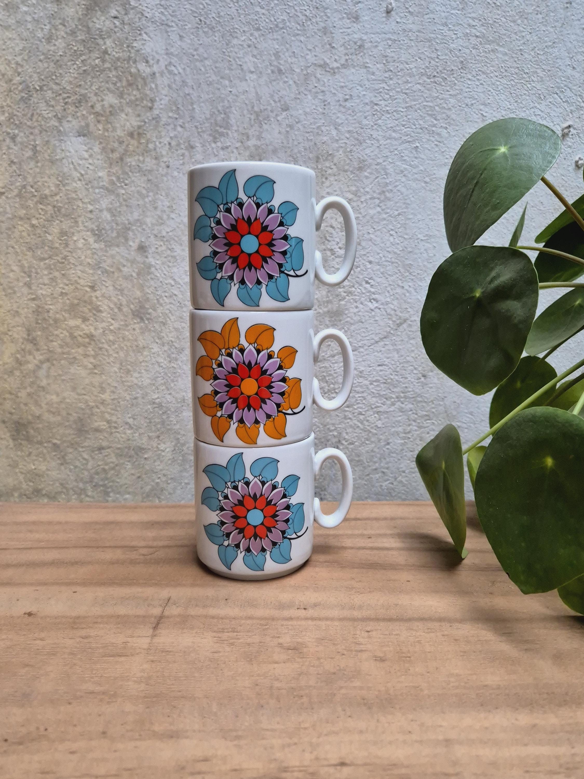 Jaren 70 porseleinen serviesgoed Flower Power decoratieve stapelbare koffiemok gemaakt in West-Duitsland.