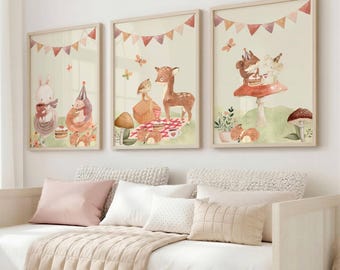 Könnte beinhalten: Drei gerahmte Wandbilder mit Aquarellillustrationen von Waldtieren in einer Waldumgebung. Die Kunstwerke zeigen Kaninchen, ein Reh, ein Eichhörnchen und eine Maus mit Partyhüten, Kuchen und Wimpelketten in sanften Pastelltönen.