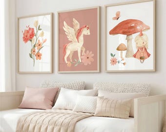 Könnte beinhalten: Drei gerahmte Wandbilder mit Aquarellillustrationen. Das linke Bild zeigt orangefarbene Blumen, das mittlere Bild ein cremefarbenes geflügeltes Einhorn auf altrosa Hintergrund und das rechte Bild einen Pilz sowie eine kleine Figur.