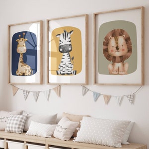 Stampe per bambini in stile safari, stampe murali per bambini in blu, giallo e verde salvia, decorazioni per animali nella sala giochi, stampe di giraffe, zebre e leoni, regalo per neonati