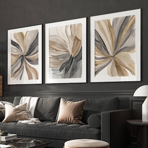 Könnte beinhalten: Drei abstrakte Kunstdrucke mit einem wirbelnden Design in Braun- und Grautönen. Die Drucke sind in Schwarz gerahmt und an einer dunkelgrauen Wand aufgehängt.