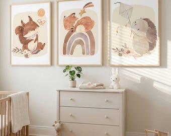 Könnte beinhalten: Drei gerahmte Wandbilder mit Aquarellillustrationen von Waldtieren. Das linke Bild zeigt ein Eichhörnchen mit einem Luftballon, das mittlere einen auf einem Regenbogen schlafenden Fuchs und das rechte einen Igel mit einem Drachen.