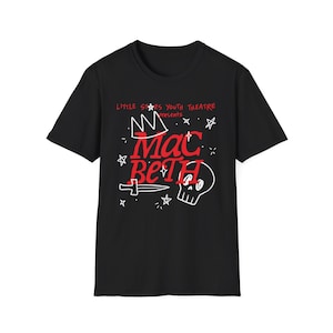 Puede incluir: Camiseta negra con un diseño gráfico blanco de una corona, una daga, una calavera y el texto "Little Stars Youth Theatre presents Macbeth".