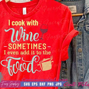 Eu cozinho com vinho SVG, camiseta engraçada de cozinha, camisetas de fogão, presente de cozinheiro de cozinha, clipart de corte de camisa de chef - uso comercial svg