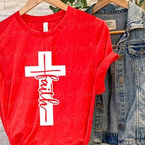 Puede incluir: Camiseta roja con una cruz blanca y la palabra "fe" escrita verticalmente dentro de la cruz.
