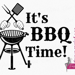 Może przedstawiać: Czarno-biała grafika przedstawiająca grill, skrzyżowane narzędzia do grillowania oraz napis "It's BBQ Time!". Projekt zawiera sylwetkę kobiety i tekst do użytku komercyjnego.