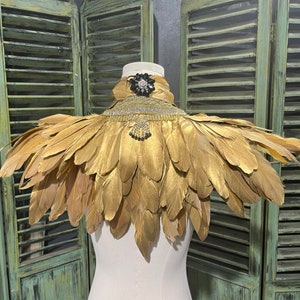 Collier de plumes dorées Faux col Défilé de scène Mode de vêtements d'Halloween Performance de scène, performance de chanteur Fête de Carnaval exagérée Or