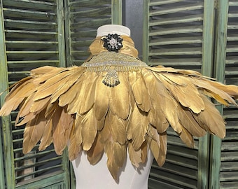 Collier de plumes dorées Faux col Défilé de scène Mode de vêtements d'Halloween Performance de scène, performance de chanteur Fête de Carnaval exagérée