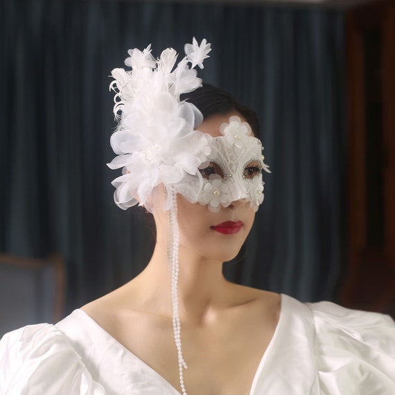 White Masquerade Mask Women / White Feather Masquerade Mask / White Brides Mask / White Wedding Mask / White Masked Ball Masks / Party Mask