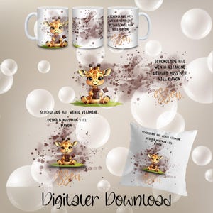 Op de afbeelding: Witte keramische mok, kussen en andere items met een cartoon giraffe design. De giraffe houdt chocolade vast en zit op gras. De tekst luidt: "Chocolade heeft weinig vitaminen. Daarom moet je er veel van eten."
