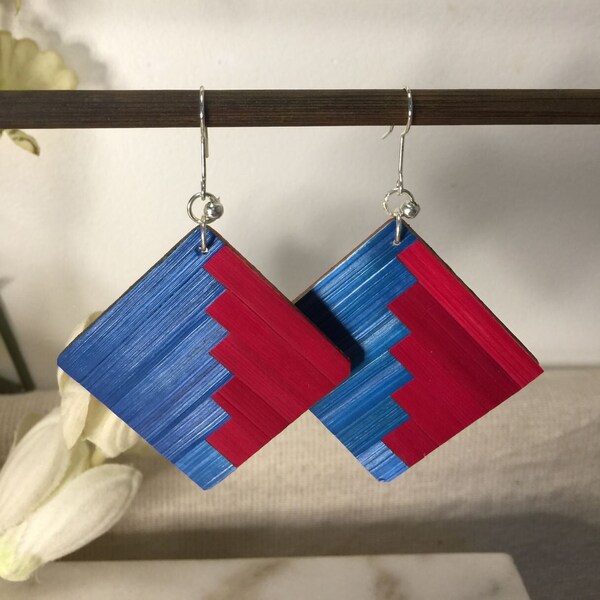 Boucles d'oreilles en marqueterie de paille bleue et rouge