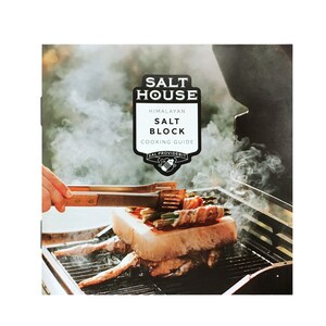 Op de afbeelding: Een kookgids voor Himalaya-zoutblokken met een close-up afbeelding van een zoutblok op een grill met asperges en spek eromheen gewikkeld. De tekst op de gids luidt "Salt House Himalayan Salt Block Cooking Guide".