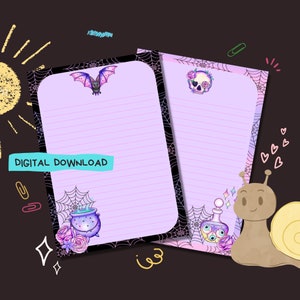 Puede incluir: Dos páginas de descarga digital imprimibles con temática de Halloween. La página izquierda presenta un caldero morado con vapor que sale de él, rodeado de flores y una telaraña. La página derecha presenta una botella de poción con ojos, rodeada de flores y una telaraña. Ambas páginas tienen un fondo morado y rosa con bordes negros de telaraña y papel rayado.