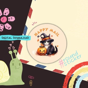 Puede incluir: Pegatina redonda con temática de Halloween. La pegatina presenta un gato blanco y negro con un sombrero de bruja y sosteniendo una calabaza tallada. Las palabras "HAPPY MAIL" están impresas en naranja. También se ven las palabras "DESCARGA DIGITAL".