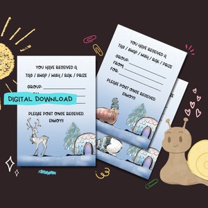 Può includere: Download digitale stampabile di un'etichetta o una carta di scambio di regali a tema invernale. La carta presenta uno sfondo blu con un igloo bianco, un cervo e un albero. Il testo sulla carta recita "Hai ricevuto un'etichetta/scambio/desiderio/rak/premio gruppo: Pubblica una volta ricevuto. Divertiti!"